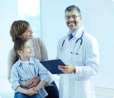 photo doctor with a child patient and her mother smiling